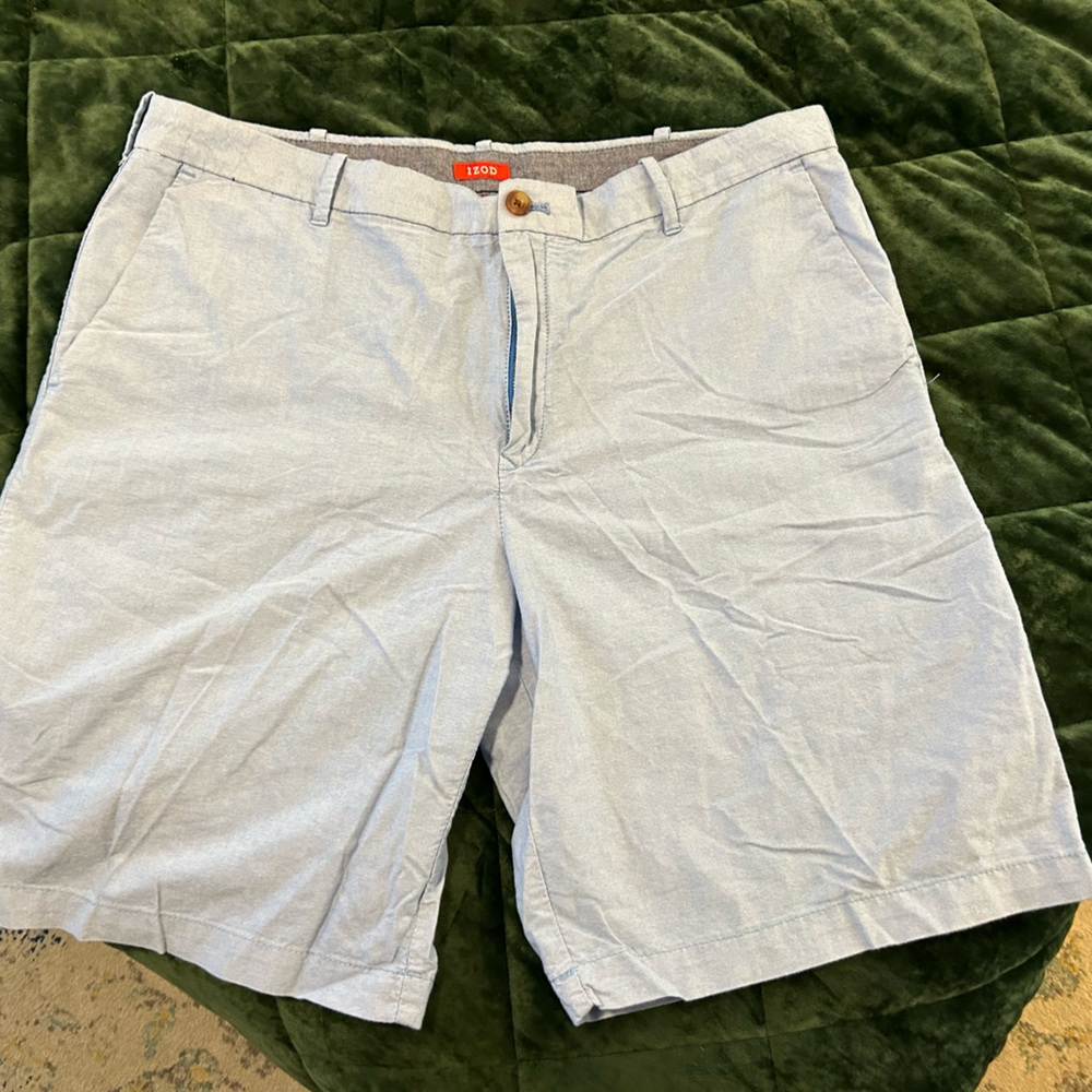 Izod men’s shorts, sz 40. Chambray. 100% cotton.